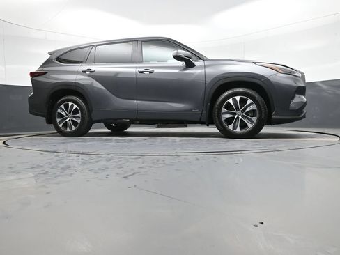 Used 2025 Toyota Highlander XLE AWD/4WD image 31