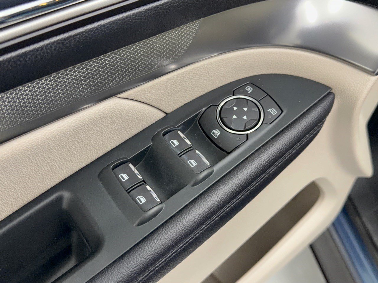 Used 2018 Ford Explorer XLT w/ Equipment Group 202A FWD image 15