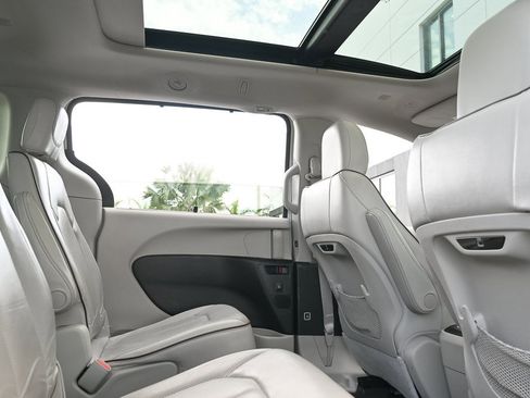 Used 2020 Chrysler Pacifica Limited image 19