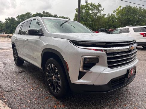 Used 2026 Chevrolet Traverse LT FWD image 3