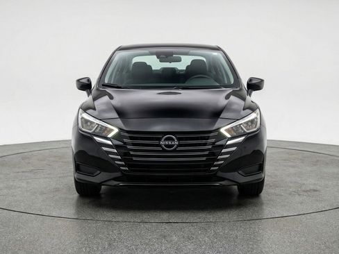 Used 2025 Nissan Versa SV image 2