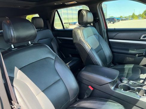 Used 2017 Ford Explorer XLT w/ Equipment Group 202A AWD/4WD image 12