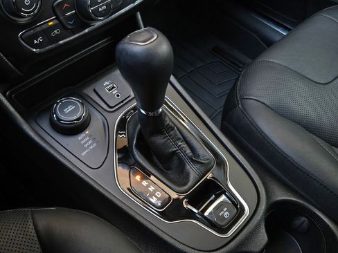 Used 2019 Jeep Cherokee Limited image 18