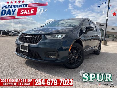 Used 2023 Chrysler Pacifica Touring-L w/ Uconnect Theater Family Group