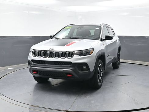 Used 2025 Jeep Compass Trailhawk AWD/4WD image 8