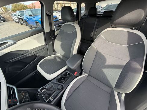 Used 2025 Volkswagen Taos SE image 36