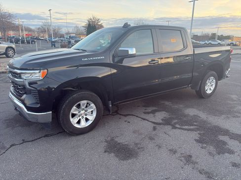 Used 2025 Chevrolet Silverado 1500 LT image 3