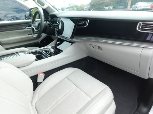 Used 2022 Jeep Wagoneer Series III w/ Flexible Seating Group RWD image 8