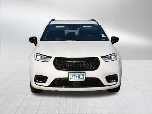 Used 2024 Chrysler Pacifica Touring-L w/ Uconnect Theater Family Group image 2