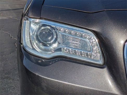 Used 2017 Chrysler 300 C image 8