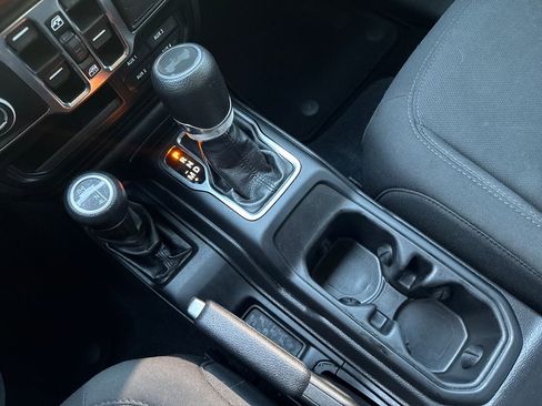 Used 2022 Jeep Wrangler Unlimited Sport image 28