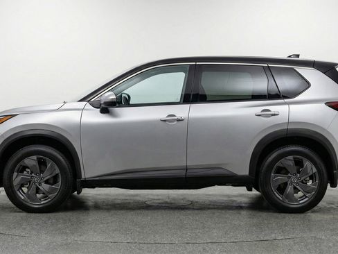 Used 2025 Nissan Rogue SV image 5