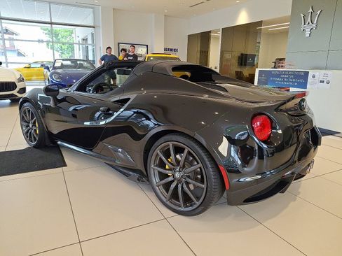 Used 2018 Alfa Romeo 4C Spider w/ Spider Track Package 3 RWD image 4