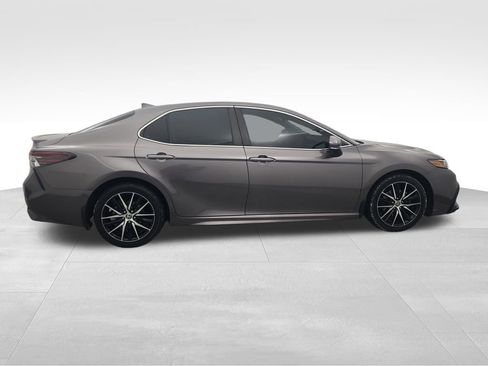 Used 2022 Toyota Camry SE w/ Cold Weather Package image 4