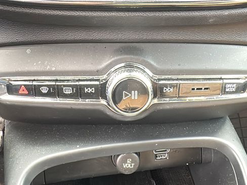 Used 2020 Volvo XC40 T5 Momentum w/ Protection Package Premier image 20