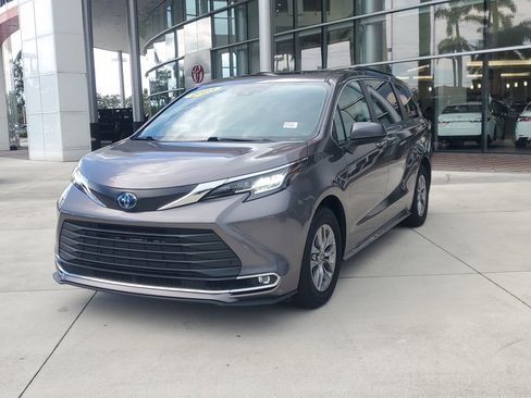 Used 2023 Toyota Sienna XLE image 7