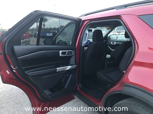 Used 2022 Ford Explorer XLT image 13