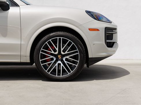 Certified 2025 Porsche Cayenne S AWD/4WD image 11