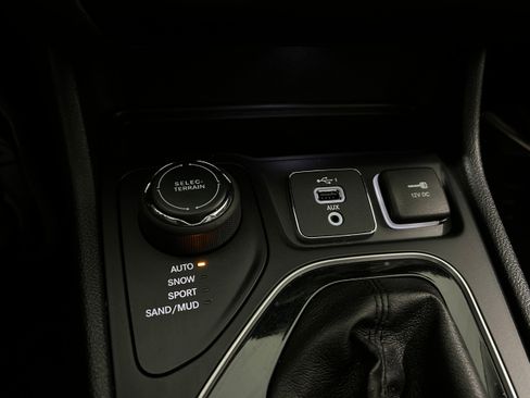 Used 2019 Jeep Cherokee Limited w/ Luxury Group AWD/4WD image 13