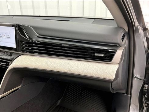 Used 2025 Toyota Camry XLE image 18