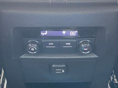 Used 2021 Chevrolet Traverse LT FWD image 19