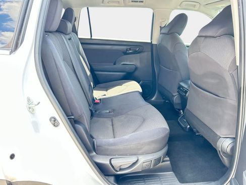 Used 2022 Toyota Highlander LE FWD image 13