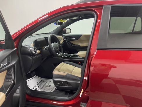 Used 2025 Chevrolet Equinox ACTIV w/ Safety and Technology Package image 9