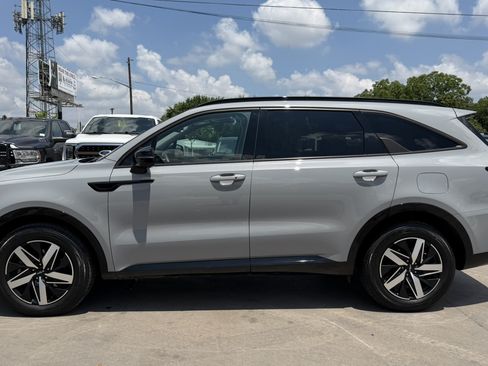 Used 2023 Kia Sorento EX w/ Panoramic Sunroof Package FWD image 9