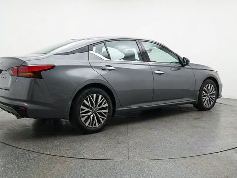 Used 2025 Nissan Altima 2.5 SV FWD image 9