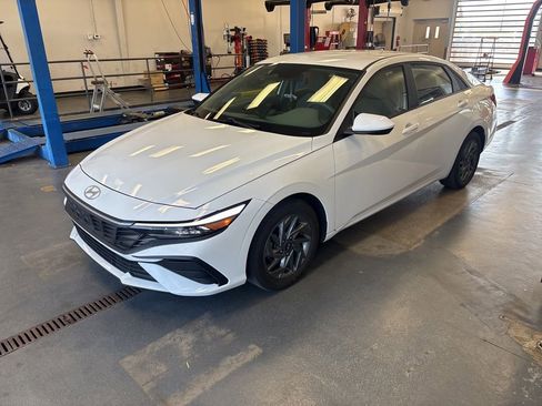 Used 2024 Hyundai Elantra SEL FWD image 2