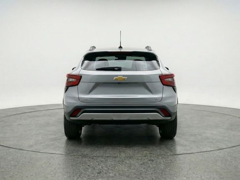 Used 2025 Chevrolet Trax LT w/ LT Convenience Package FWD image 7