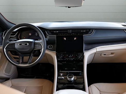 Used 2023 Jeep Grand Cherokee L Limited w/ Luxury Tech Group II image 25