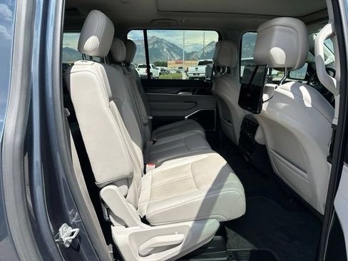 Used 2023 Jeep Wagoneer L Series III w/ Premium Group I AWD/4WD image 28