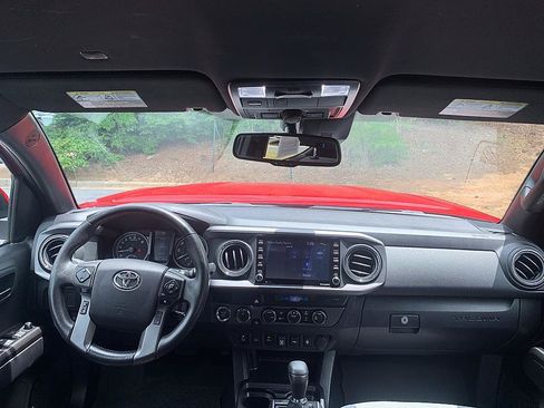 Certified 2022 Toyota Tacoma TRD Off-Road w/ Technology Package AWD/4WD image 17
