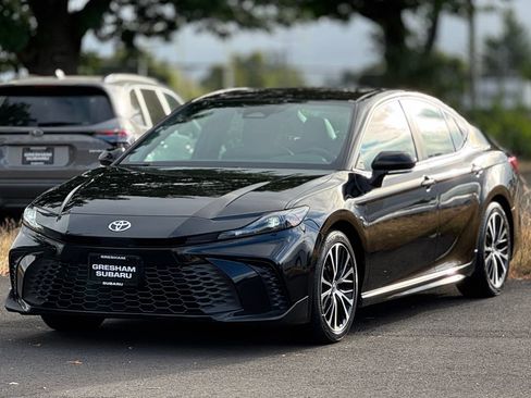 Used 2025 Toyota Camry SE FWD image 3