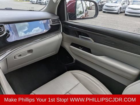 Used 2022 Jeep Wagoneer Series III w/ Premium Group I AWD/4WD image 16
