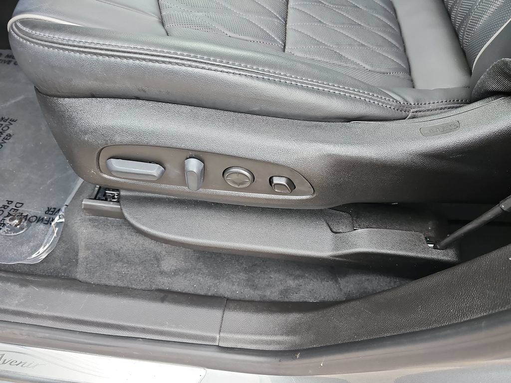 Used 2023 Buick Enclave Avenir w/ Avenir Technology Package AWD/4WD image 36