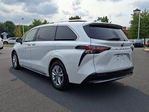 Used 2023 Toyota Sienna Limited AWD/4WD image 4