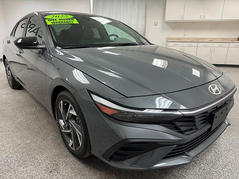 Used 2025 Hyundai Elantra Sport FWD image 3