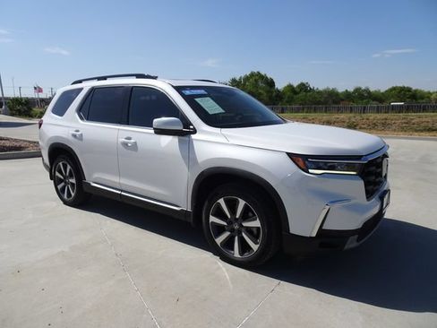 Used 2024 Honda Pilot Touring image 3