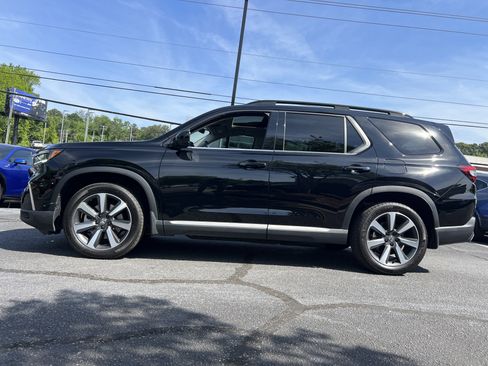 Used 2023 Honda Pilot Touring image 2