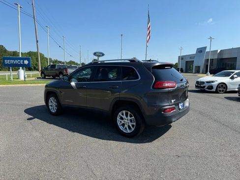 Used 2017 Jeep Cherokee Latitude w/ Safety/Convenience Group FWD image 4