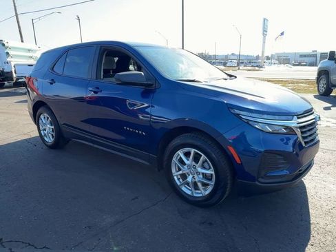 Used 2022 Chevrolet Equinox LS w/ LS Convenience Package FWD image 2