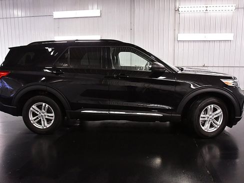 Used 2022 Ford Explorer XLT w/ Equipment Group 202A image 8