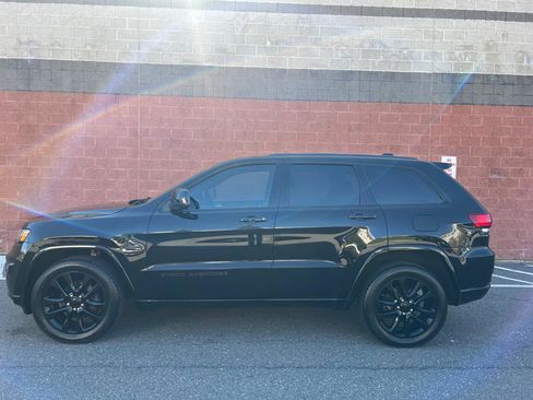Used 2017 Jeep Grand Cherokee Altitude image 4