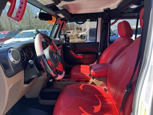 Used 2018 Jeep Wrangler Unlimited Sahara w/ Connectivity Group AWD/4WD image 13