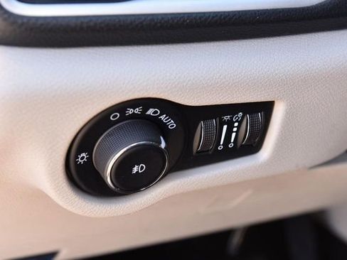 Used 2024 Chrysler Pacifica Select image 12