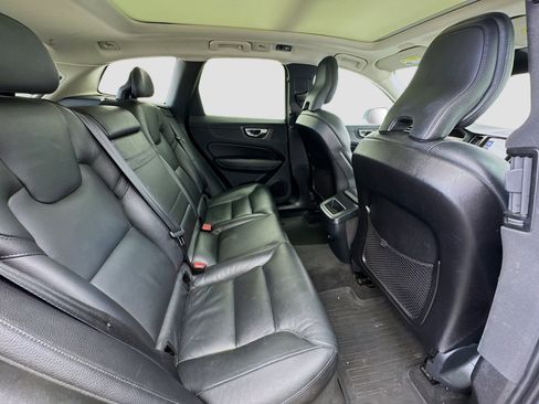 Used 2019 Volvo XC60 T5 Momentum w/ Premium Package AWD/4WD image 18