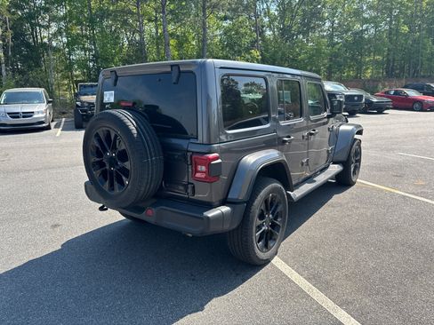 Used 2025 Jeep Wrangler Unlimited Sahara AWD/4WD image 6