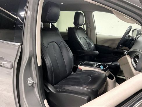 Used 2022 Chrysler Pacifica Touring-L FWD image 9